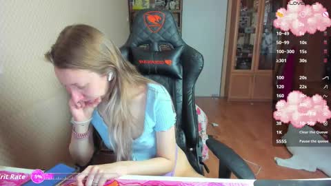 Snapshot of handsome_whale chatting on November 24, 6:13 am Mila online show from November 24, 6:13 am