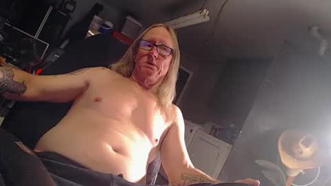 Snapshot of handyman5303 chatting on January 18, 10:52 am Handystudman online show from January 18, 10:52 am