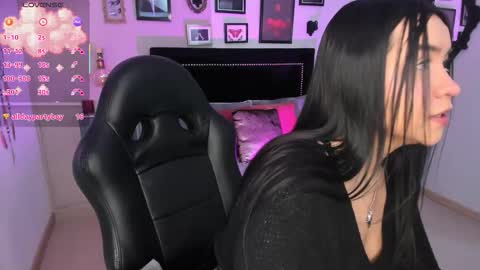 Snapshot of hanna__becker chatting on December 4, 11:24 pm hanna online show from December 4, 11:24 pm