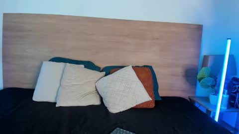     online show from December 4, 5:21 pm