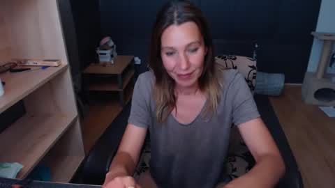 hanna_ha online show from June 19, 7:06 pm