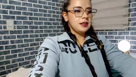 Snapshot of hanna_moons chatting on March 20, 4:39 am hanna_moons online show from March 20, 4:39 am