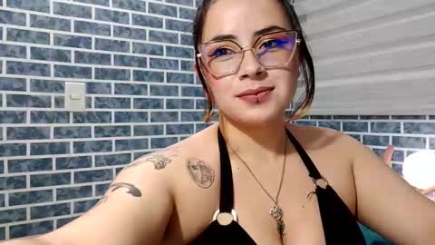 Snapshot of hanna_moons chatting on March 22, 2:48 am hanna_moons online show from March 22, 2:48 am