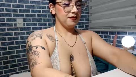 Snapshot of hanna_moons chatting on April 18, 4:27 am hanna_moons online show from April 18, 4:27 am