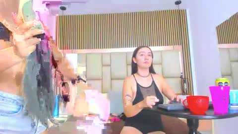 Snapshot of hannaandcherri chatting on December 14, 8:35 pm hannaANDcherri online show from December 14, 8:35 pm