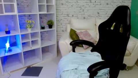 Hannah  online show from November 9, 11:30 am