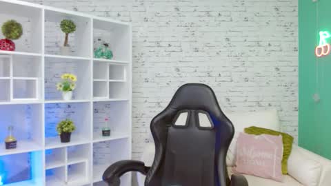 Hannah  online show from November 25, 11:21 am