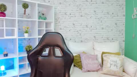 Hannah  online show from December 5, 11:19 am