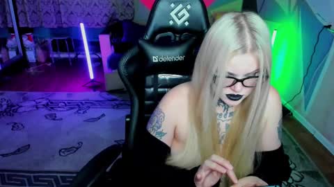 Snapshot of hannah_chaos chatting on February 25, 3:05 pm Hannah online show from February 25, 3:05 pm