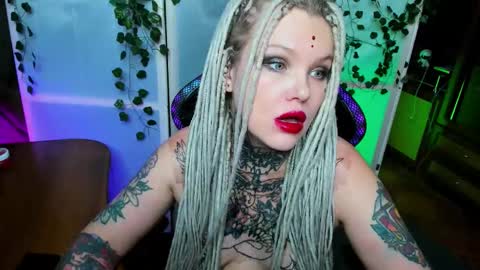 Snapshot of hannah_chaos chatting on November 11, 10:26 am Hannah online show from November 11, 10:26 am