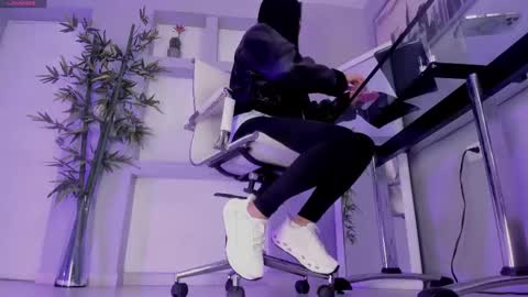 HANNAH HOWELL online show from September 17, 9:55 am