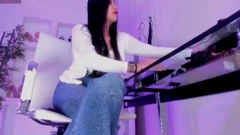 HANNAH HOWELL online show from July 6, 11:51 am