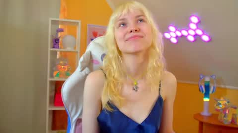 Snapshot of hannahhollis chatting on April 26, 6:55 am Hannah online show from April 26, 6:55 am