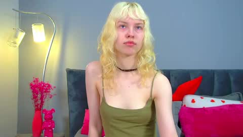 Snapshot of hannahhollis chatting on May 6, 6:19 am Hannah online show from May 6, 6:19 am