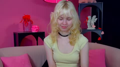 Snapshot of hannahhollis chatting on May 16, 6:10 am Hannah online show from May 16, 6:10 am
