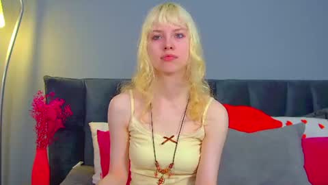 Snapshot of hannahhollis chatting on June 18, 6:13 am Hannah online show from June 18, 6:13 am