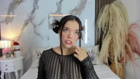 Hannahill69 online show from December 22, 5:15 am