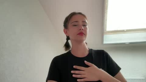 Snapshot of hannahinto chatting on June 22, 12:24 pm hannahinto online show from June 22, 12:24 pm