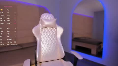 hannahmonttgomery  Help me reach 100 Hands up online show from February 1, 1:20 pm