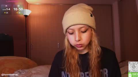 Snapshot of hanniesmile_ chatting on March 10, 6:57 pm Hannie online show from March 10, 6:57 pm