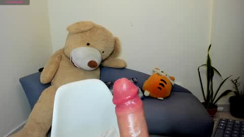 Snapshot of hanny_13 chatting on May 9, 12:49 am taylor live online show from May 9, 12:49 am