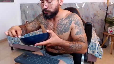 Snapshot of hanz_col chatting on December 4, 4:00 am hanz_col online show from December 4, 4:00 am