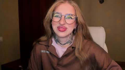 Julia online show from November 30, 5:44 am