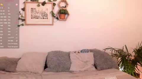 Snapshot of harmonyy01 chatting on December 7, 6:54 am Harmony Please help me to reach 100 thumbs up online show from December 7, 6:54 am