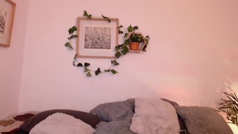 Snapshot of harmonyy01 chatting on February 27, 5:13 am Harmony Please help me to reach 100 thumbs up online show from February 27, 5:13 am