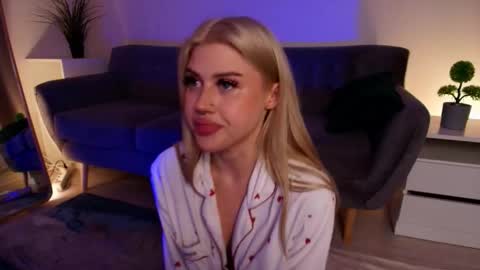 Its KIra hello HUSH is here online show from September 21, 9:49 pm