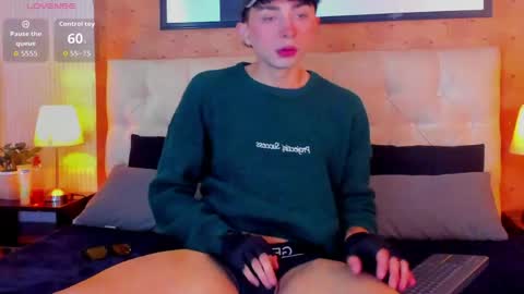 Snapshot of harry_salvatore chatting on May 7, 12:43 pm Harry Salvatore online show from May 7, 12:43 pm