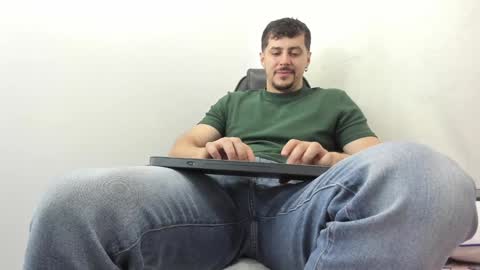 Snapshot of harrydaviss chatting on December 21, 7:35 am alpha online show from December 21, 7:35 am