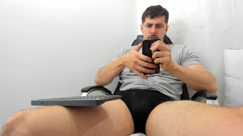 Snapshot of harrydaviss chatting on January 30, 5:09 am alpha online show from January 30, 5:09 am