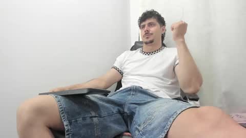 Snapshot of harrydaviss chatting on October 8, 5:05 am alpha online show from October 8, 5:05 am