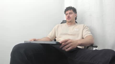 Snapshot of harrydaviss chatting on November 1, 3:19 am alpha online show from November 1, 3:19 am