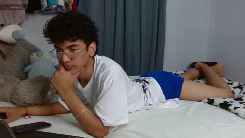 Snapshot of harrytwink18 chatting on April 6, 9:27 pm HARRY online show from April 6, 9:27 pm