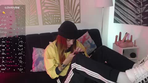 Snapshot of hat_girl chatting on January 18, 4:04 am Nicole online show from January 18, 4:04 am