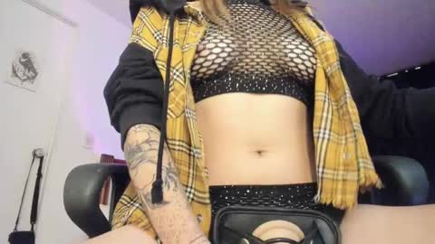 Snapshot of hat_girl chatting on November 13, 4:33 am Nicole online show from November 13, 4:33 am