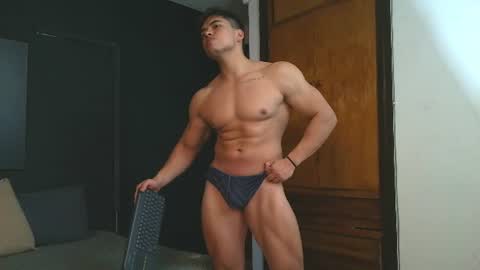 Snapshot of hat_guy01 chatting on July 27, 10:06 pm hat_guy01 online show from July 27, 10:06 pm