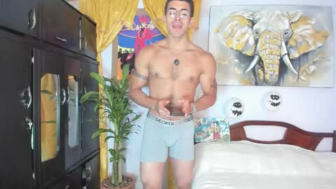 Snapshot of hazbinstudio chatting on November 3, 2:35 am hazbinstudio online show from November 3, 2:35 am