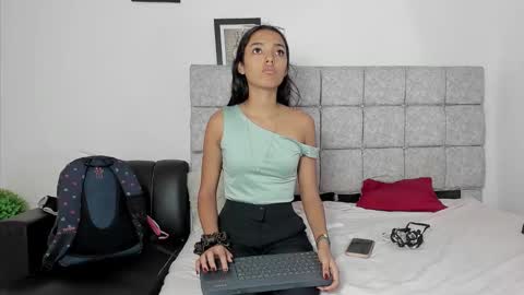Snapshot of hazel_slim_ chatting on February 9, 2:10 pm hazel_slim_ online show from February 9, 2:10 pm