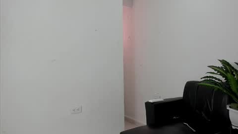 Snapshot of hazel_slim_ chatting on February 20, 2:39 pm hazel_slim_ online show from February 20, 2:39 pm