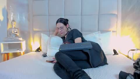 Snapshot of hecate1_ chatting on December 3, 8:07 pm Keira Hecate online show from December 3, 8:07 pm