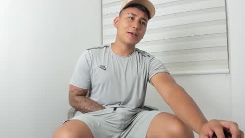 Snapshot of hector_18_ chatting on November 13, 8:24 am 18 online show from November 13, 8:24 am