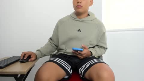 Snapshot of hector_18_ chatting on November 15, 12:13 pm 18 online show from November 15, 12:13 pm