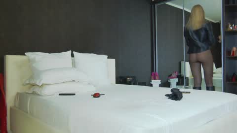 Snapshot of hefner_girl chatting on December 29, 7:50 am Helen online show from December 29, 7:50 am