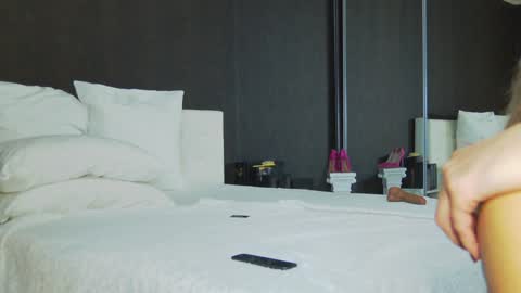 Snapshot of hefner_girl chatting on December 31, 5:22 am Helen online show from December 31, 5:22 am