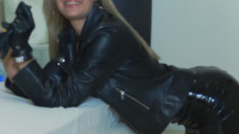 Snapshot of hefner_girl chatting on January 18, 2:03 am Helen online show from January 18, 2:03 am