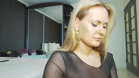 Snapshot of hefner_girl chatting on January 19, 8:07 am Helen online show from January 19, 8:07 am