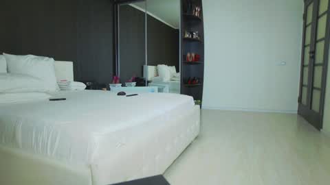 Snapshot of hefner_girl chatting on January 24, 5:21 am Helen online show from January 24, 5:21 am